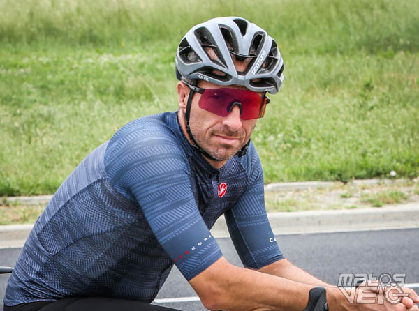 Un Casque Bleu Avec La Lettre C Dessus Est Posé Sur Une Table Dans