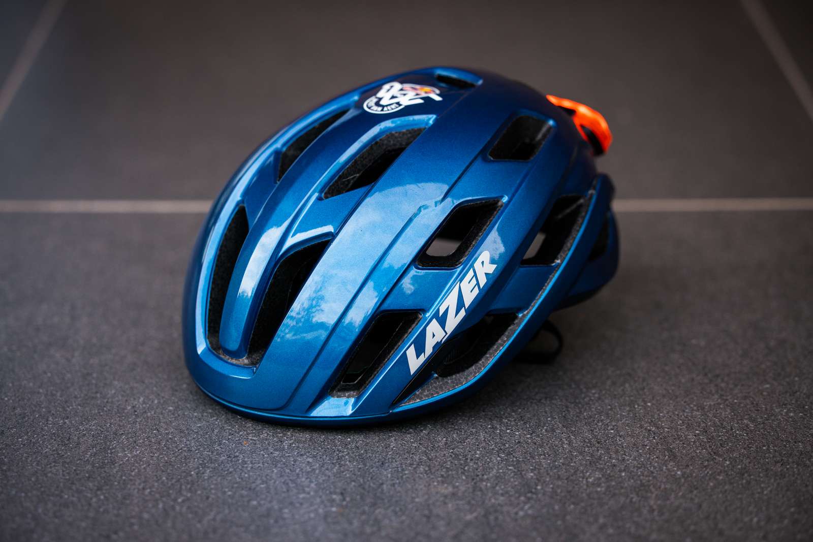 Le nouveau casque de Wout van Aert, collaboration entre Lazer et Red Bull -  La DH/Les Sports+