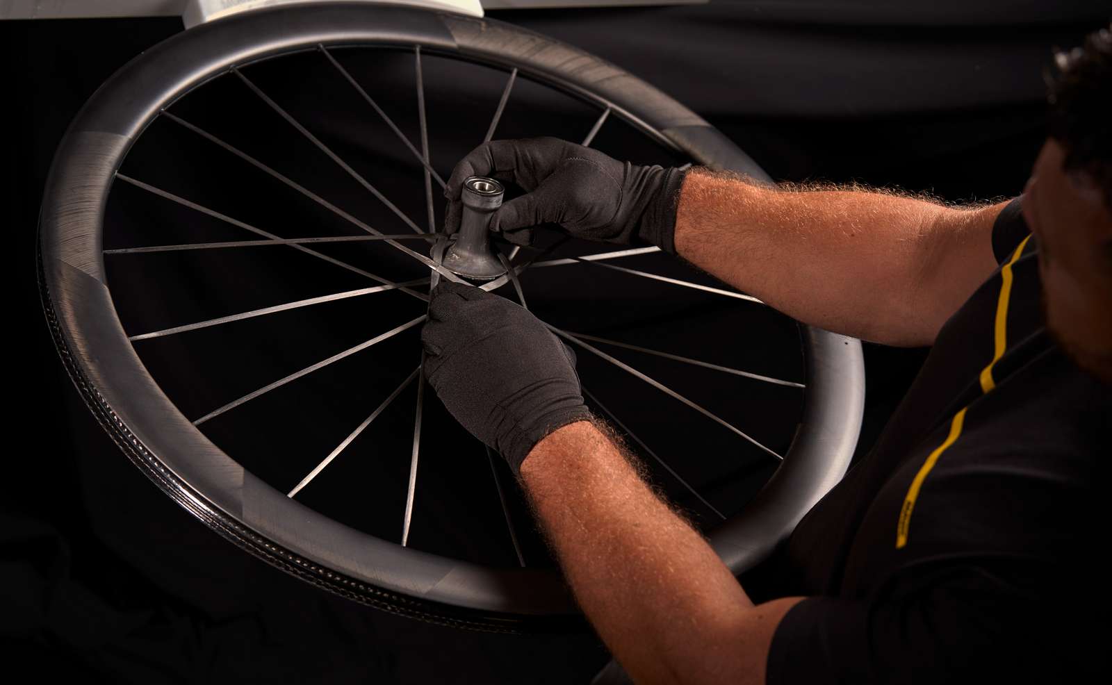 Close-up D'une Main Les Vis De Serrage D'une Roue De Voiture Avec