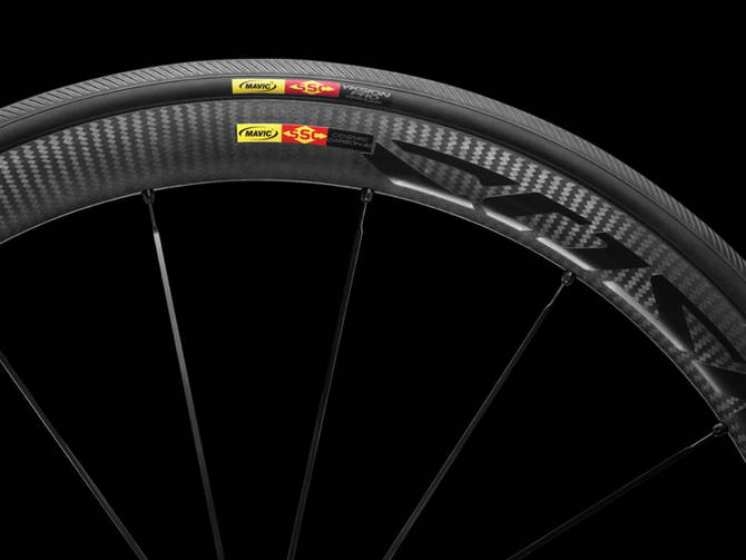 Mavic Cosmic Carbone 40 C en approche Matos velo actualites velo de route gravel et tests de materiel cyclisme