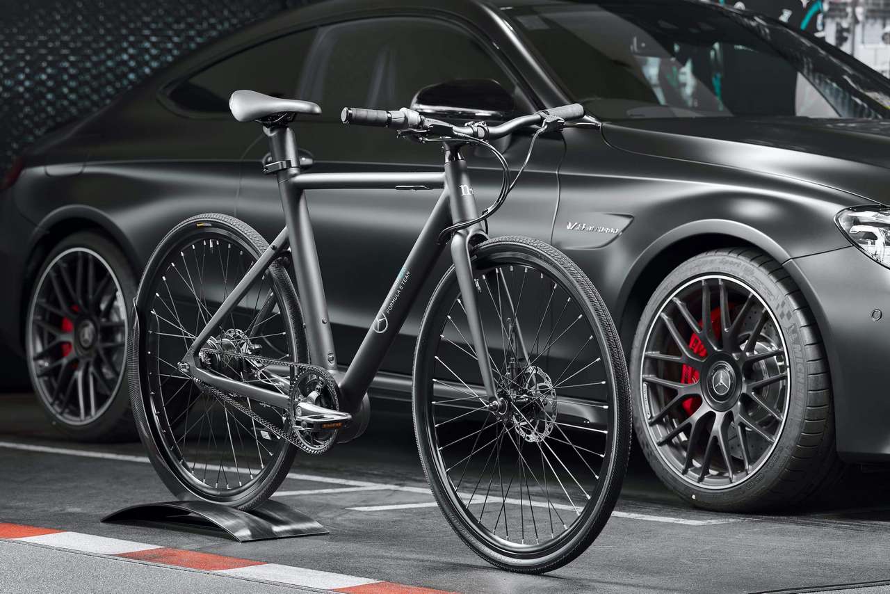 N marie la Formule 1 et le velo avec son Mercedes AMG Petronas F1 Team V11 Matos velo actualites velo de route gravel et tests de materiel cyclisme