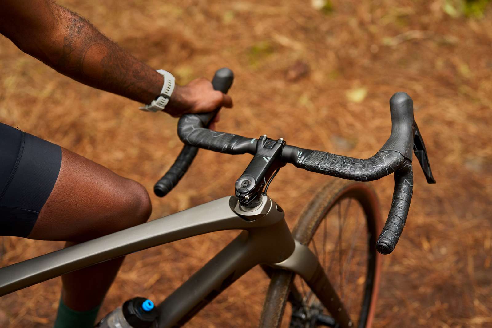 PRO propose un poste de pilotage gravel aero dans la gamme Discover Matos velo actualites velo de route gravel et tests de materiel cyclisme