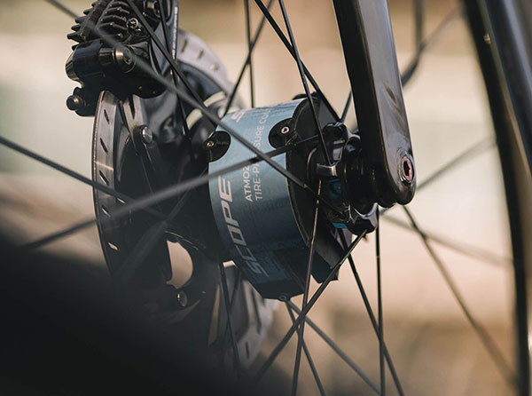 Le Team DSM devrait utiliser à Roubaix un système intégré de gestion de  pression des pneus : Scope ATMOZ - Matos vélo, actualités vélo de route et  tests de matériel cyclisme