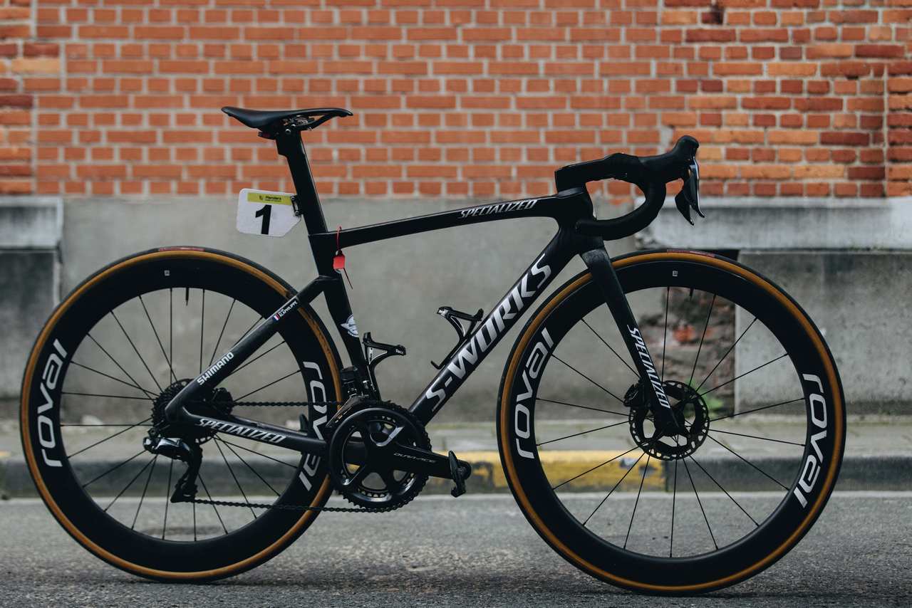 Le v lo de Julian Alaphilippe dans son jus l arc en ciel au bout
