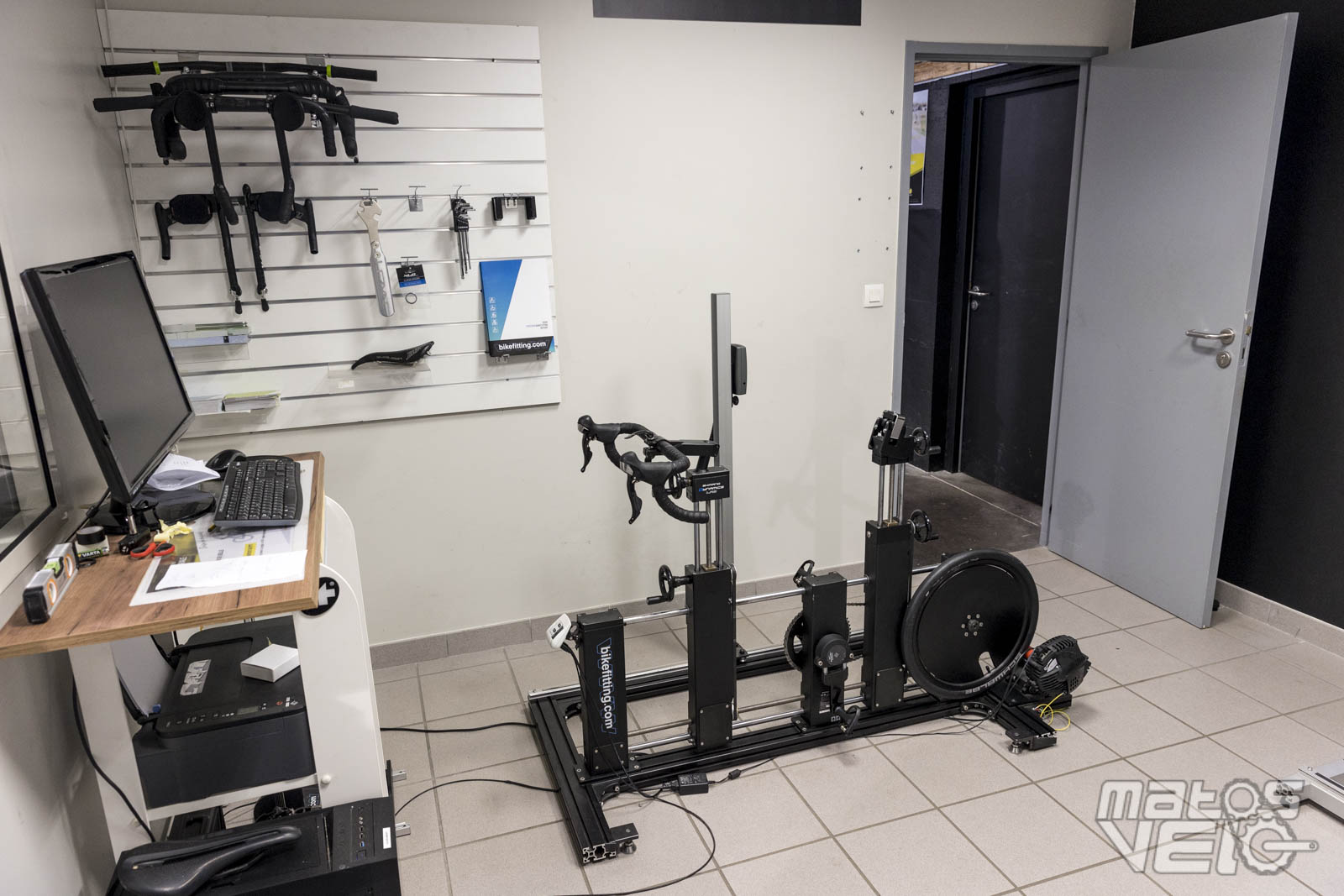Reportage chez Materiel velo entre vente en ligne et commerces de proximite Matos velo actualites velo de route gravel et tests de materiel cyclisme