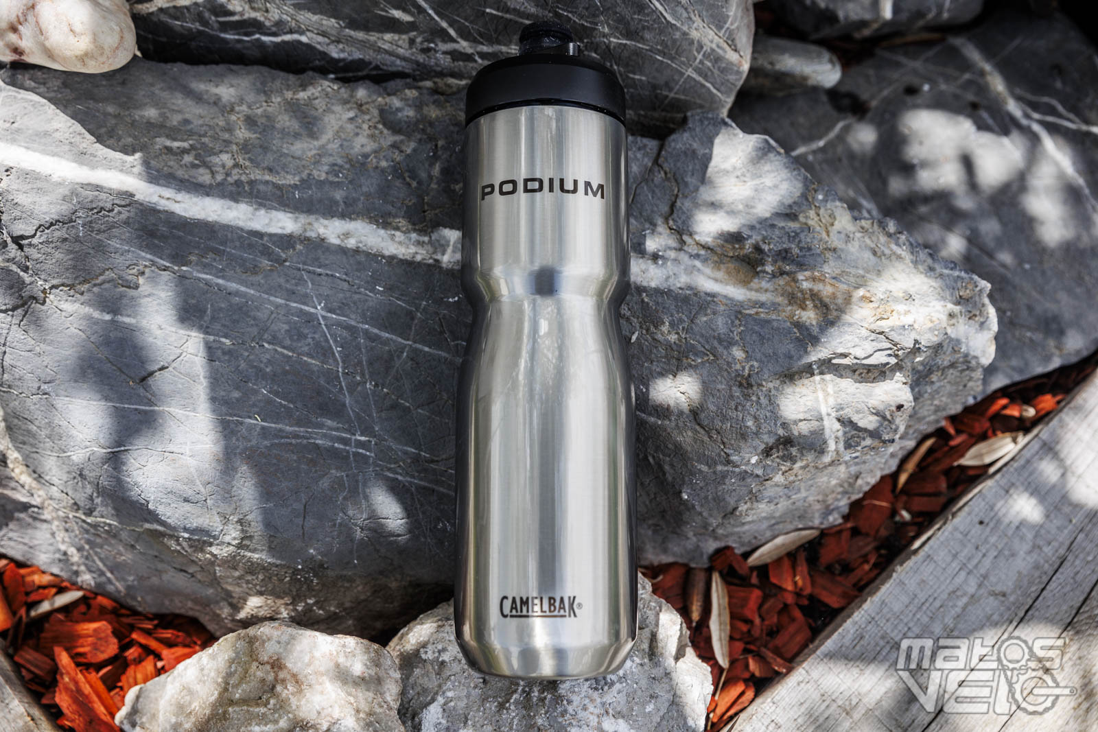 Test du bidon isotherme Camelbak Podium Steel lourd mais hyper efficace Matos velo actualites velo de route gravel et tests de materiel cyclisme