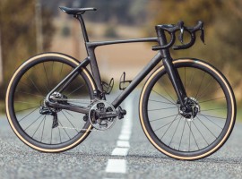 Test d un velo mystere en carbone sur mesure au caractere bien trempe Matos velo actualites velo de route gravel et tests de materiel cyclisme