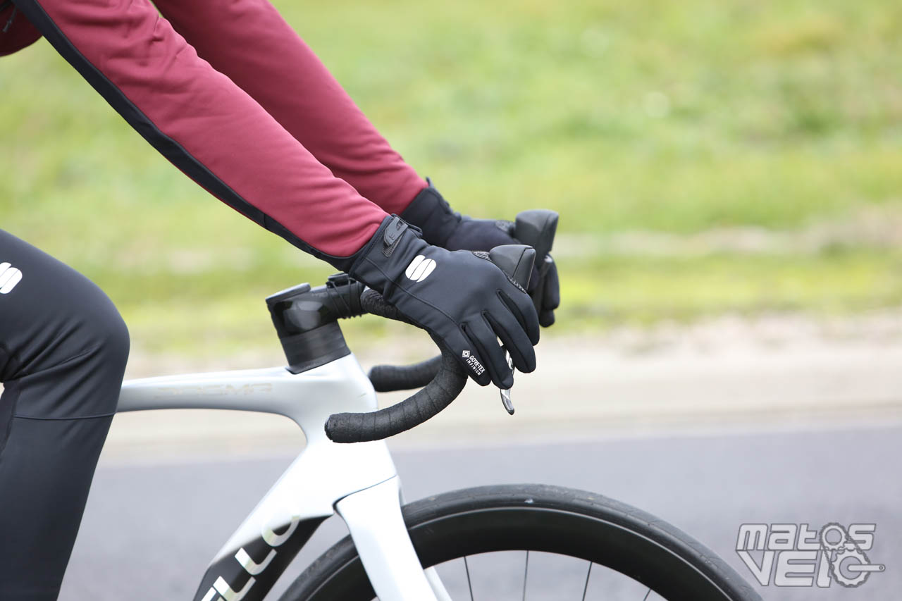 Gants cyclistes violets toutes saisons et confortables avec grips G4